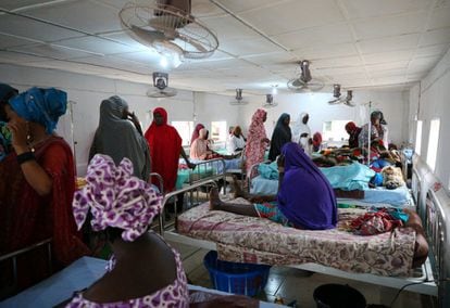 Varias mujeres ingresadas se recuperan o esperan a ser operadas dentro de uno de los pabellones de un centro de reparación de fístulas obstétricas en Maiduguri, Nigeria el 31 de julio de 2018.