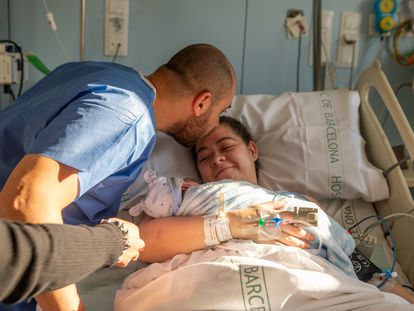 Maira Montes con su hijo, Manuel, nacido del útero trasplantado de su madre, en una imagen difundida por el hospital Clínic de Barcelona.