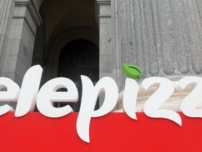 Logo de Telepizza en la Bolsa de Madrid el día de su salida a Bolsa.