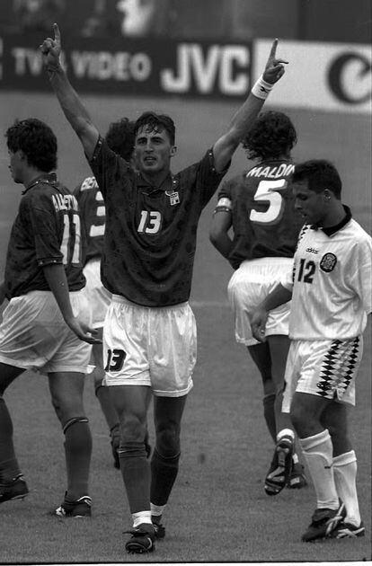 Dino Baggio celebra su gol a España, ante Sergi, en cuartos del Mundial 1994.