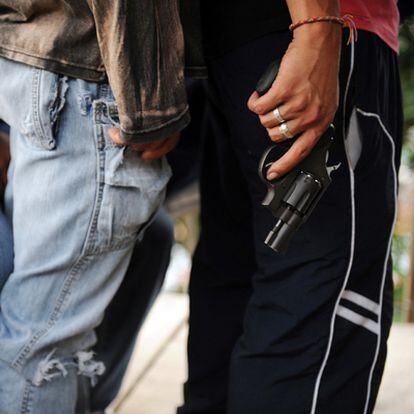 Un pistolero tras una pelea con otra banda criminal en la Comuna 13 de Medellín (Colombia).