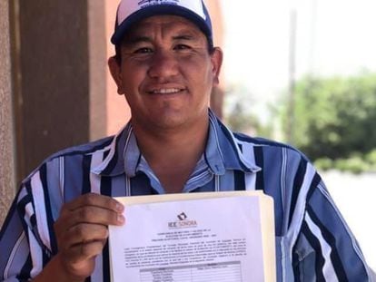 Edgar Palomino Ayón muestra la constancia que le entregó el Instituto Electoral de Sonora.