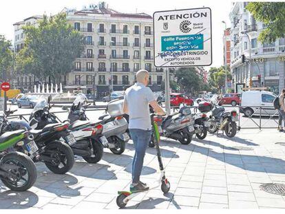 Usuario de patinete el&eacute;ctrico en el centro de Madrid