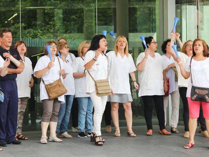 Trabajadoras de la limpieza manifest&aacute;ndose ante la Ciudad de la Justicia.