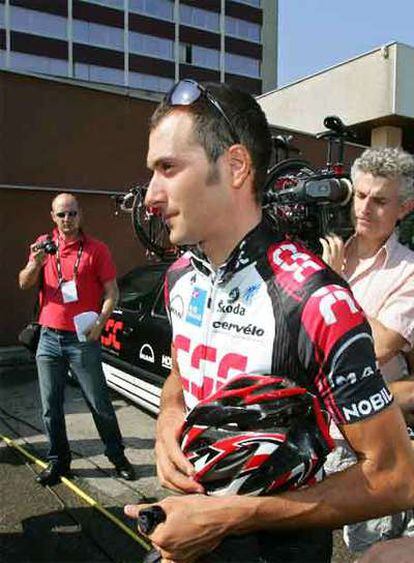 Basso, tras su expulsión antes del Tour 2006.