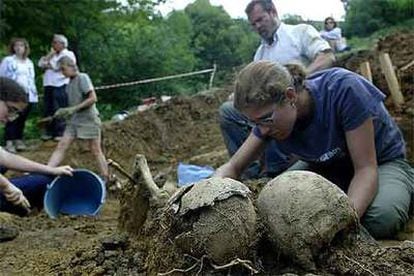Voluntarios de la Asociación para la Recuperación de la Memoria Histórica exhuman restos de una fosa común en Valdediós, Asturias, en 2003.
