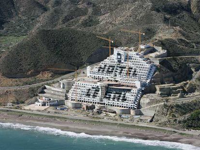 Vista aérea del hotel de El Algarrobico, donde Greenpeace escribió "hotel ilegal" y la promotora borró la letra i.