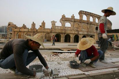 <b>¿Réplica u original?</b> <br>Réplica. Esta imitación del Coliseo de Roma fue construido en 2005 en la ciudad china de Macao. Cuenta con 2.000 asientos y se utiliza para albergar diferentes eventos culturales y de ocio.