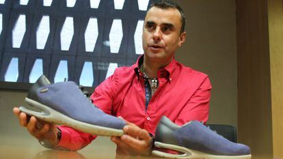 El director ejecutivo de Hergar, Basilio Garc&iacute;a, con un par de su nuevo modelo de zapatos.