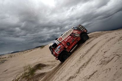 El checo Ales Loprais baja una duna con su camión Tatra.