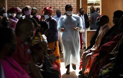 Varios pacientes esperan a recibir la vacuna contra la covid-19 en el ambulatorio de Ndirande de Blantyre, en Malawi, el 29 de marzo de 2021.