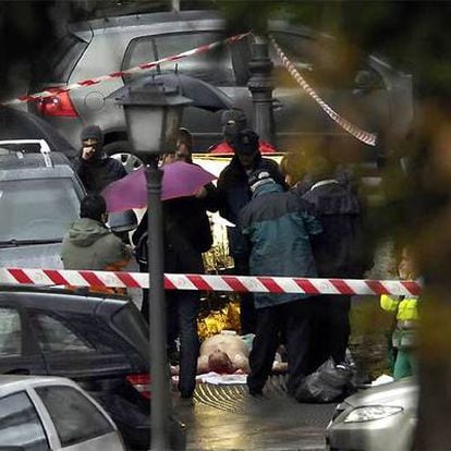 Ignacio Uria yace en el suelo, una vez que los sanitarios certificaron su muerte.