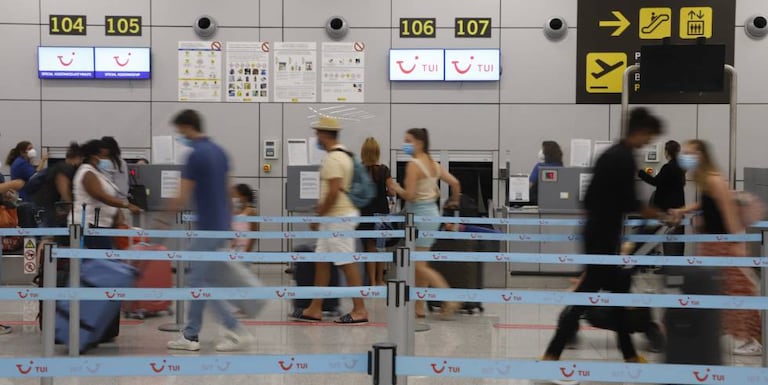 Turistas alemanes en el aeropuerto de Mallorca el verano pasado.