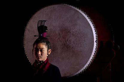 Una mujer con un vestido tradicional en Pekín (China).