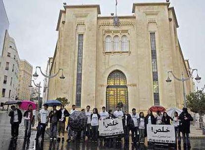 Un grupo de personas se manifiesta frente al Parlamento libanés para pedir que acabe la crisis política.