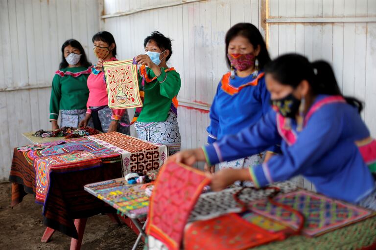 Mujeres de la etnia shipibo-konibo trabajan vendiendo telas el 10 de febrero de 2021, en la comunidad de Cantagallo, en Lima (Perú).