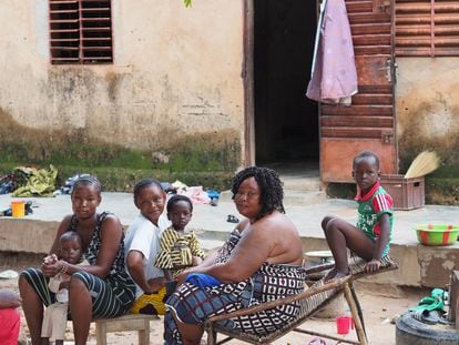 A la izquierda, las dos hermanas mayores de Alassane Dieudonné con sus hijas. A la derecha, la madre de Dieudonné y su hermano pequeño, sentado en la tumbona delante de su casa en el barrio de Colma, Bobo-Dioulasso, en julio 2021. En Burkina Faso una mujer tiene, de media, 5,1 hijos. El 43,7% de la población vive con menos de 1′90 euros al día y, según el Índice de Desarrollo Humano (IDH), este país de África Occidental se encuentra en la posición 182 de los 189 países incluidos en el ranking.