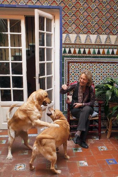 Soledad Puértolas, en la casa de Pozuelo de Alarcón con sus perros <i>Coti</i> y <i>Lura.</i>