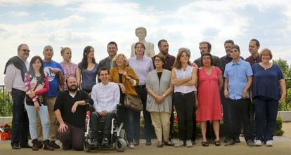 Carmena, de amarillo en el centro, rodeada por los otros 19 concejales de Ahora Madrid el día posterior a las elecciones.