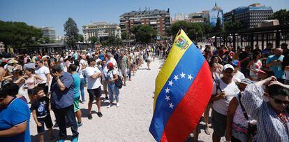 Venezolanos residentes en Madrid, votan en la plaza de Col&oacute;n, contra la reforma de Maduro.  