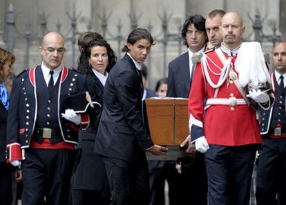 Rafael Nadal, David Barrufet, Jordi Villacampa y Beatriz Ferrer Salat trasladan el féretro de Juan Antonio Samaranch a la catedral de Barcelona.