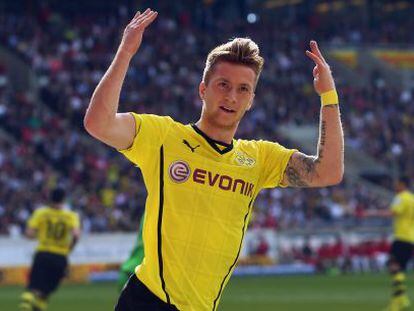 Marco Reus del Borussia de Dortmund celebra su primer gol ante el Stuttgart.  