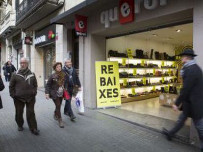 Vianants al carrer Gran de Gràcia, abans que comencés el període oficial de rebaixes.