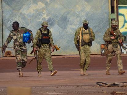 Mercenarios rusos en el norte de Malí, en una fotografía sin fecha distribuida por militares franceses.