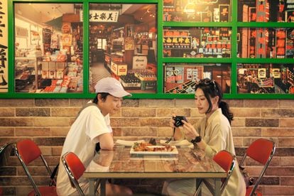 Dos clientas en el restaurante Hong Kong 70, en el madrileño barrio de Usera (Madrid).