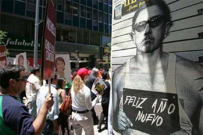Partidarios de Bachelet pasan junto a un cartel con una imagen de Pinochet, en Santiago.