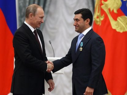 El presidente ruso, Vladimir Putin, estrecha la mano del oligarca ruso God Nisanov, tras condecorarlo con la Orden de la Amistad, el 31 de julio de 2014 en Moscú.