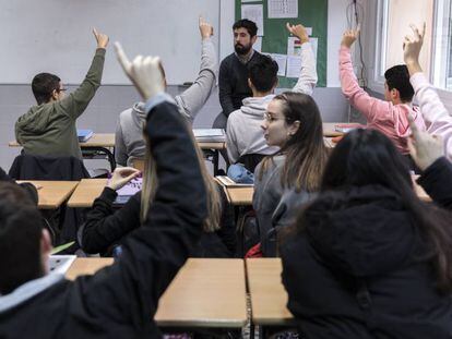 Un profesor debate sobre el veto parental con los alumnos en una clase de cuarto de la ESO.