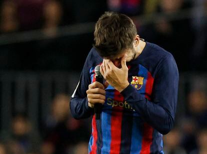 Gerard Piqué, visiblemente emocionado al término del partido, cuando se ha dirigido al público del Camp Nou. El defensa se ha despedido tras 15 temporadas en el Barcelona. El encuentro ha terminado con victoria (2-0) para los azulgrana frente al Almería.