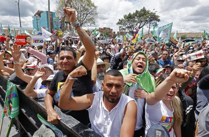 Seguidores del candidato Gustavo Petro, en un acto de campaña en Soacha este domingo.