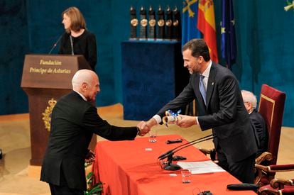 Richard Serra (a la izquierda) recibe el Premio Princesa de Asturias de las Artes de mano del príncipe Felipe, el 22 de octubre 2010.