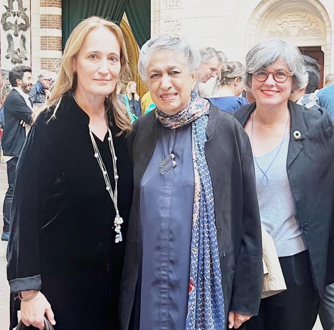 Teresa Táboas (izquierda) en Copenhague junto a Yasmeen Lari (centro) y Sonia Puente, directora general de Urbanismo de Asturias.