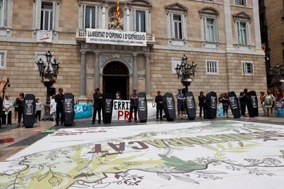 Colectivos ecologistas se manifiestan en la plaza de Sant Jaume.