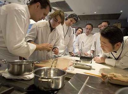 Ferran Adrià, en el centro detrás del grifo, durante una visita de cocineros españoles a la escuela de Yukio Hattori en Tokio.