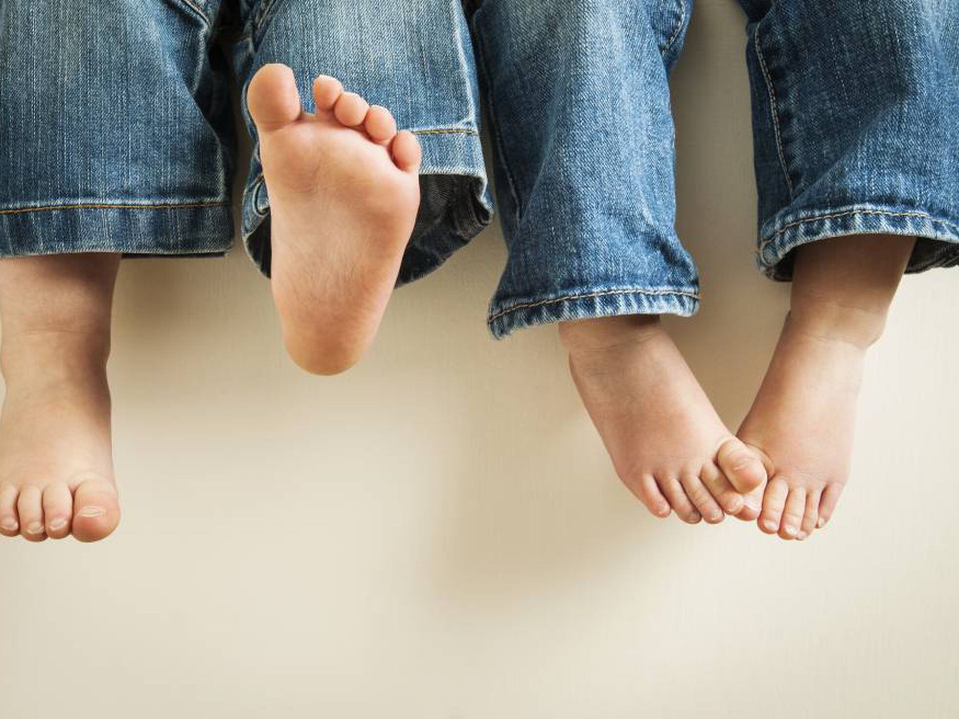 Andar descalzo, tipo de calzado y otros mitos en torno a pies de los niños | Mamas & Papas | EL PAÍS