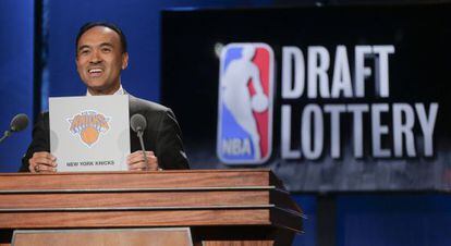 Mark Tatum anuncia la posición de los Knicks en el 'draft'.