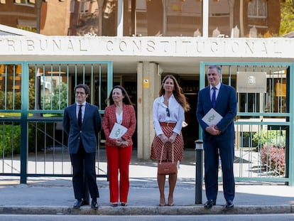 El vicepresidente de Vox Javier Ortega (d); el secretario general del grupo parlamentario José María Figaredo (i); la vicesecretaria jurídica nacional, Marta Castro (2i) y la diputada y portavoz de Igualdad, Carla Toscano (2d) presentan este miércoles un recurso contra la ley trans en el Tribunal Constitucional.