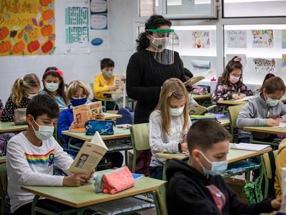 Estudiantes de un colegio público de Valencia, en una clase de sexto de primaria.