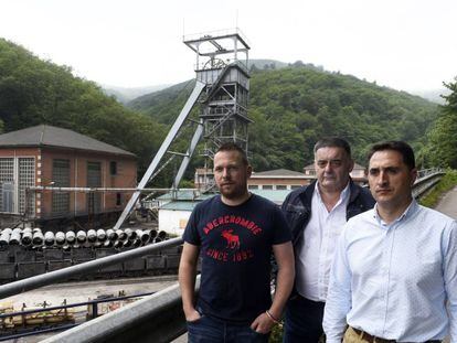 Andrés Vallina, Julio Areces y Moisés Díaz, mineros y empleado de una central térmica, frente al pozo San Nicolás, en Mieres (Asturias). 