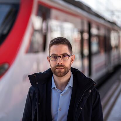 Diego Martin, maquinista, fotografiado en un andén de la estación de Chamartín, en Madrid.