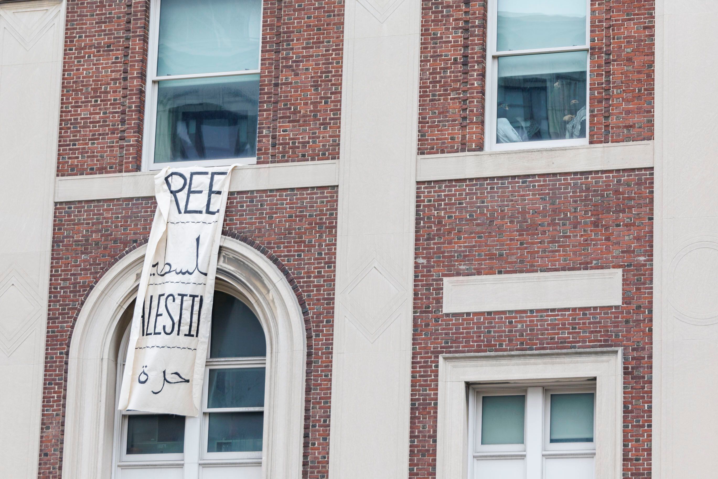 Un cartel que dice 'Palestina libre' cuelga de una de las ventanas del edificio ocupado este martes en el campus de Columbia.