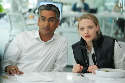 Naveen Andrews y Amanda Seyfried, en 'The Dropout: Auge y caída de Elizabeth Holmes'.