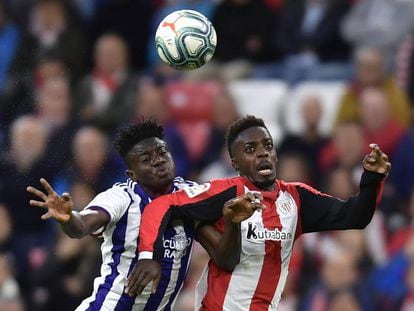 Iñaki Williams trata de adelantarse a Salisu.