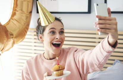 Una chica celebrando su cumpleaños.