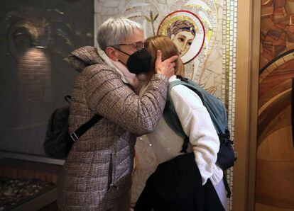 Miembros de la asociación ANIR se abrazan en el acto de recibimiento a víctimas de abusos sexuales cometidos en el seno de la Iglesia católica, en la sede de la Conferencia Episcopal Española, el 23 de marzo de 2022.