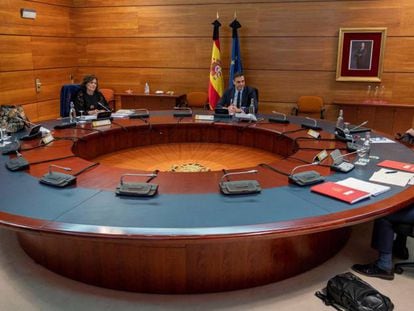 El presidente del Gobierno, Pedro Sánchez, preside la reunión del Consejo de Ministros en el Palacio de la Moncloa, este viernes